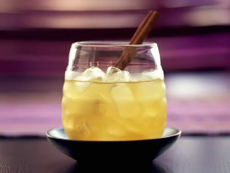 Whisky mit Apfelsaft und Zimt