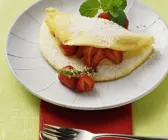 Schaumomelett mit Erdbeeren