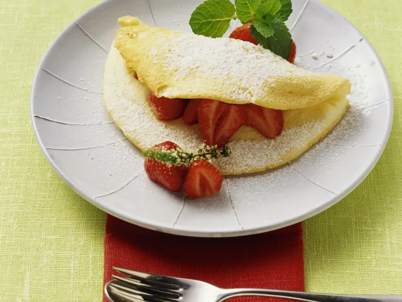 Schaumomelett mit Erdbeeren