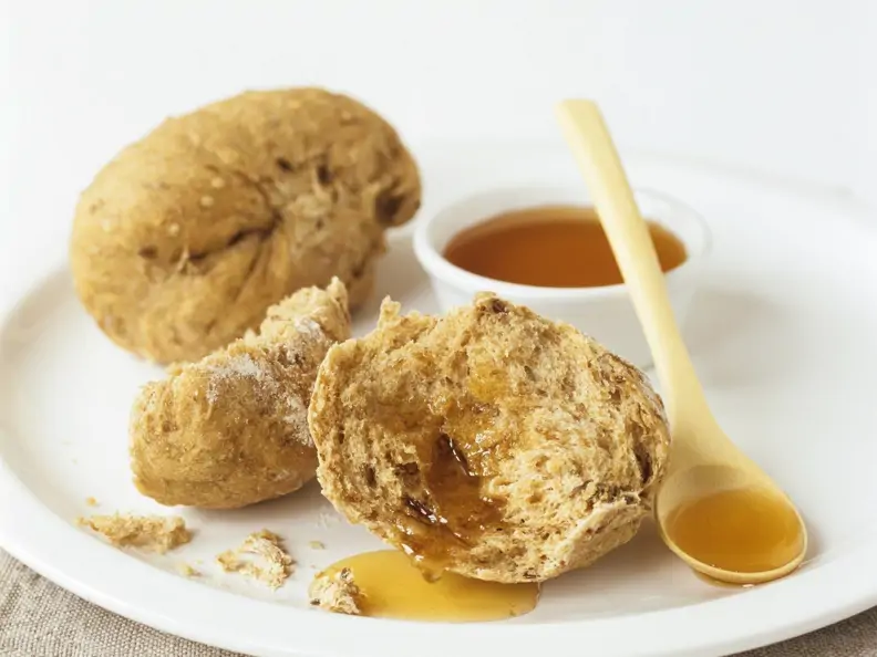 Vollkornsemmel mit Honig