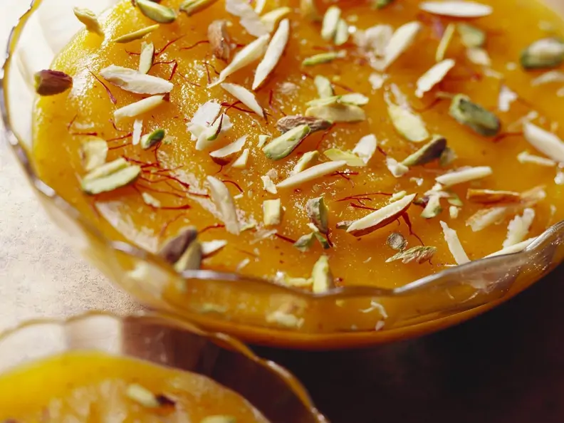 Safran-Mandelpudding mit Pistazien