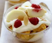 Trifle mit Pfirsichen und Himbeeren