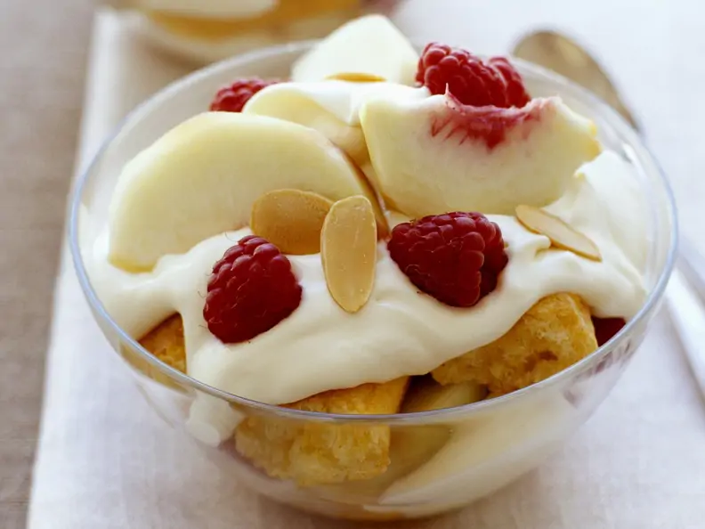 Trifle mit Pfirsichen und Himbeeren