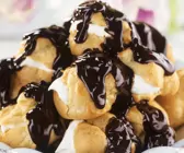 Windbeutel mit Schokosoße (Profiteroles)