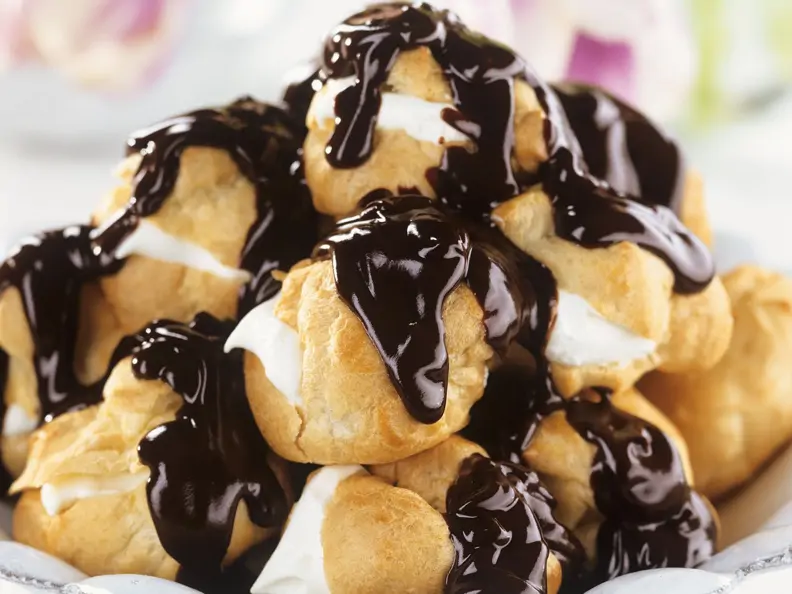 Windbeutel mit Schokosoße (Profiteroles)