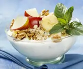 Müsli mit Joghurt und Obst 