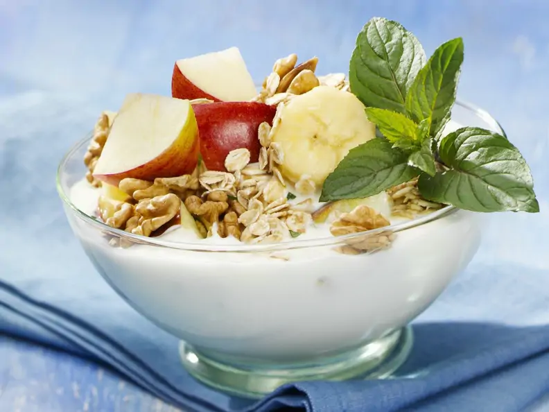 Müsli mit Joghurt und Obst 