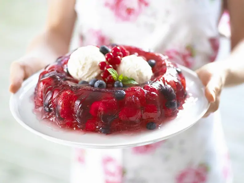 Sommerbeerengelee mit Eis