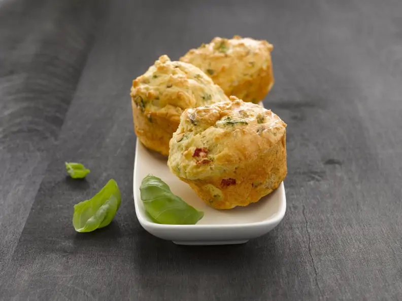 Herzhafte Muffins mit Basilikum