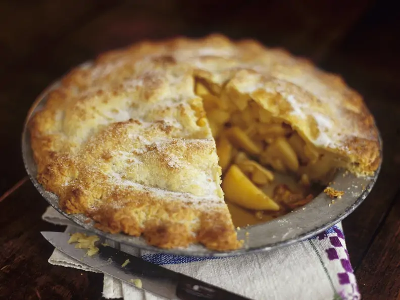 Saftiger gedeckter Apfelkuchen