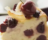 Käsekuchen mit Kirschen und Kokos