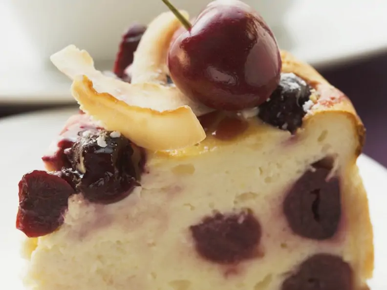 Käsekuchen mit Kirschen und Kokos