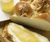 Hefezopf mit Butter und Honig