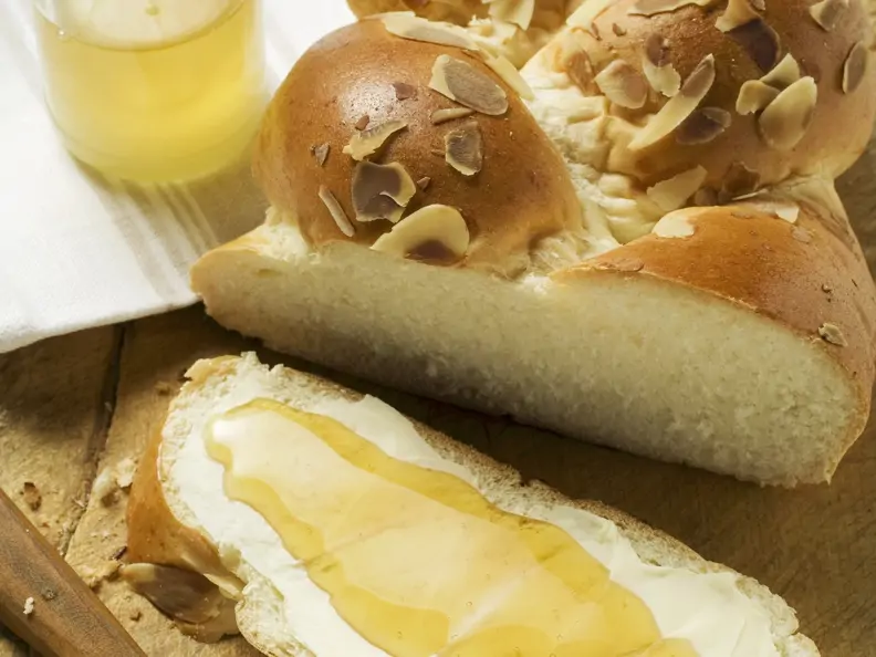 Hefezopf mit Butter und Honig