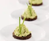 Pumpernickel mit Avocadoaufstrich