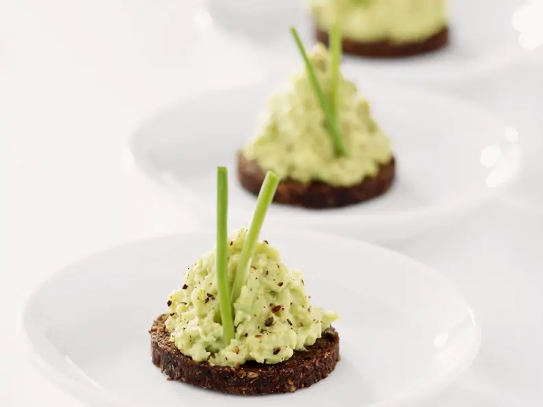 Pumpernickel mit Avocadoaufstrich