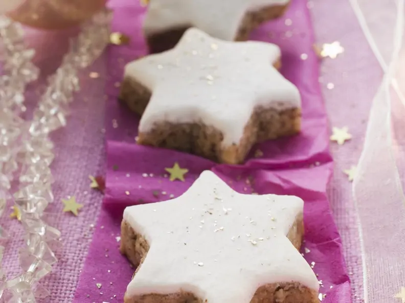 Zimtsterne mit Nüssen