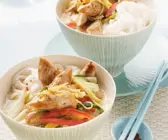 Hähnchen-Kokos-Suppe mit Reisnudeln und Gemüse