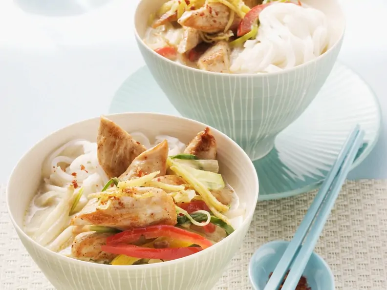 Hähnchen-Kokos-Suppe mit Reisnudeln und Gemüse