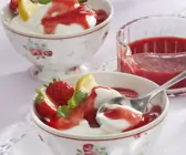 Zitronen-Joghurt mit Erdbeersoße