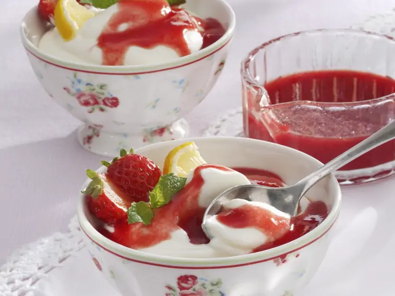 Zitronen-Joghurt mit Erdbeersoße