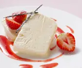 Vanilleparfait mit frischen Erdbeeren