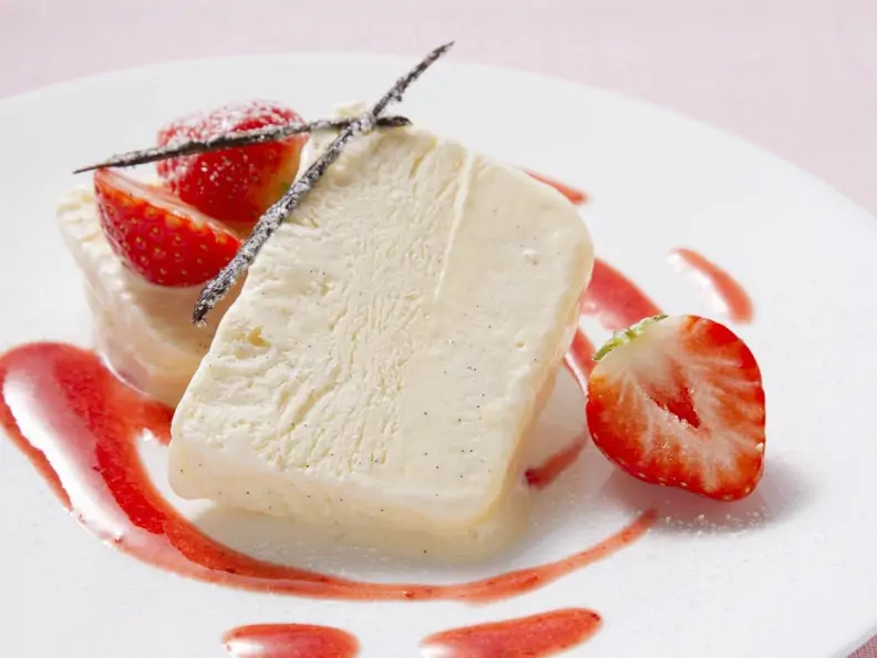 Vanilleparfait mit frischen Erdbeeren