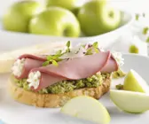 Brot mit Sojabohnenaufstrich und Frischkäse-Wurst-Röllchen