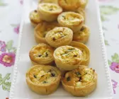 Mini-Quiches mit Feta und karamellisierten Zwiebeln