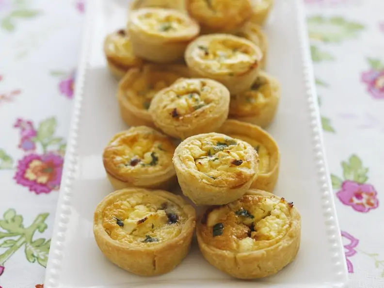 Mini-Quiches mit Feta und karamellisierten Zwiebeln