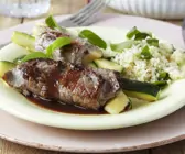 Kalbsröllchen mit Zucchini und Couscous