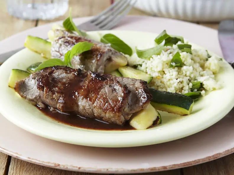 Kalbsröllchen mit Zucchini und Couscous