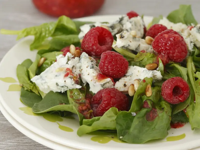 Spinat-Himbeer-Salat mit Gorgonzola