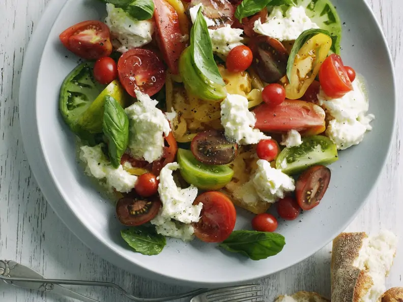 Bunter Tomatensalat mit Mozzarella