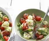 Pastasalat mit Cherrytomaten, Schinken und Minze