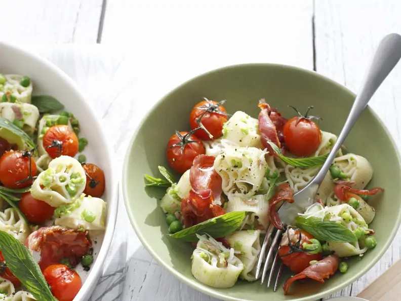 Pastasalat mit Cherrytomaten, Schinken und Minze