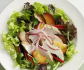 Grüner Salat mit Pflaumen und Hähnchenbrust
