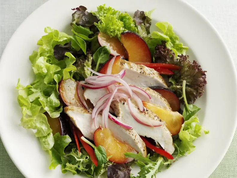 Grüner Salat mit Pflaumen und Hähnchenbrust