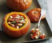Kürbis mit Bohnen-Tomaten-Füllung