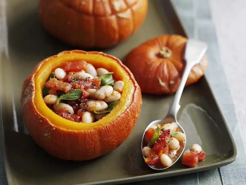 Kürbis mit Bohnen-Tomaten-Füllung
