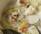 Cremige Meeresfrüchtesuppe nach amerikanischer Art