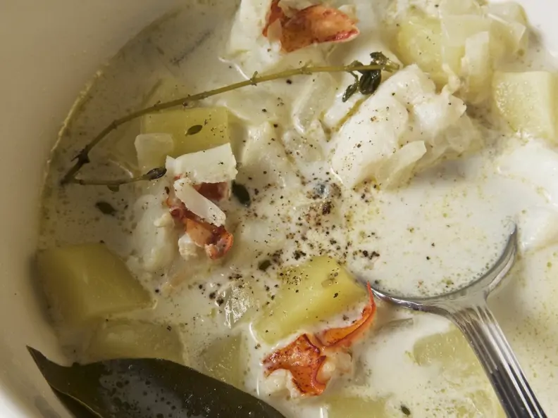 Cremige Meeresfrüchtesuppe nach amerikanischer Art
