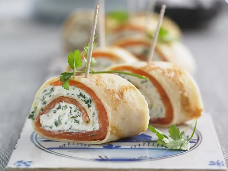 Crêpe-Röllchen mit Lachs und Frischkäse