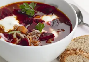 Rote-Bete-Suppe mit Rindfleisch (Borschtsch)