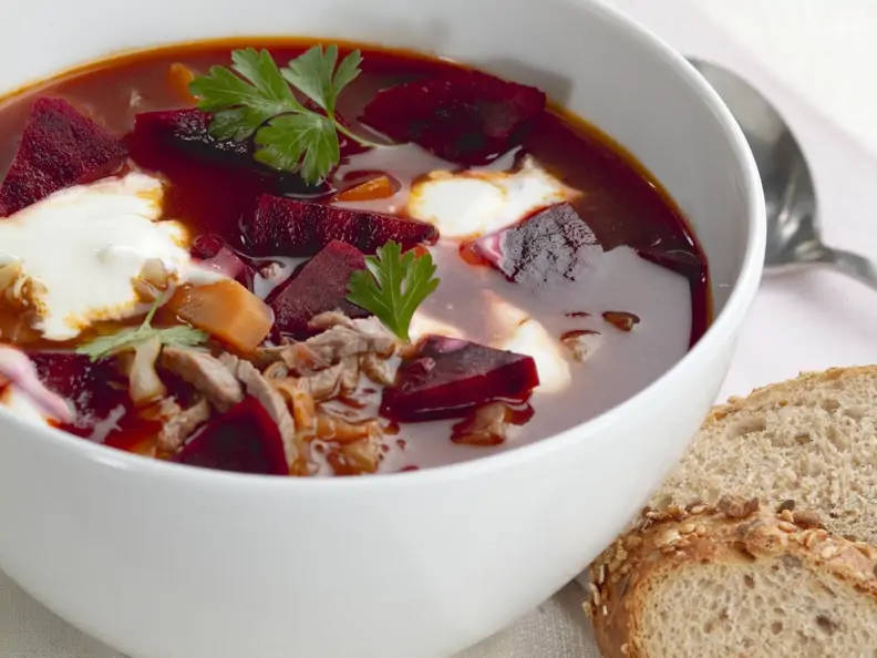 Rote-Bete-Suppe mit Rindfleisch (Borschtsch)
