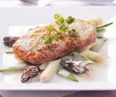 Kalbsbraten auf Spargel-Morchel-Bett