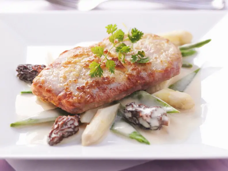 Kalbsbraten auf Spargel-Morchel-Bett
