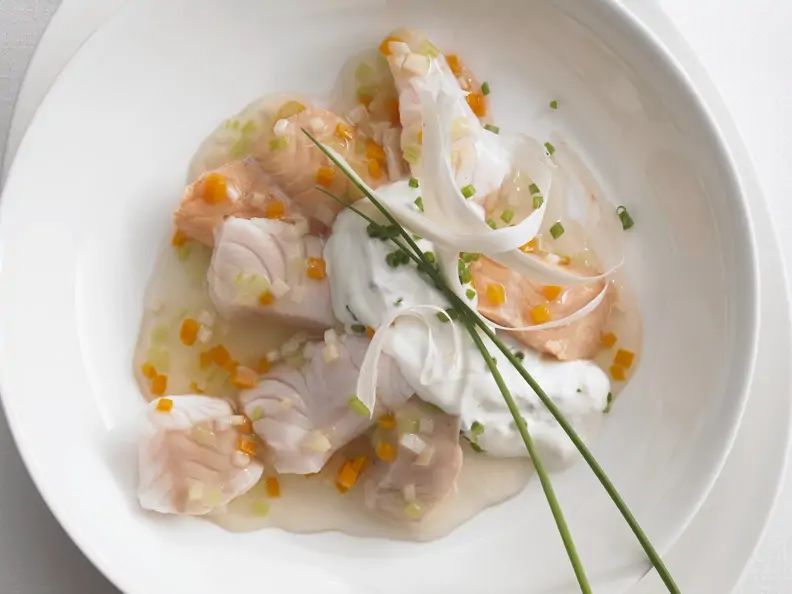 Fischsülze und Kräuter-Meerrettich-Creme