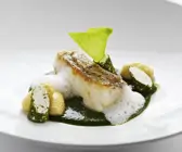 Gebratenes Seehechtfilet auf Bärlauchcreme