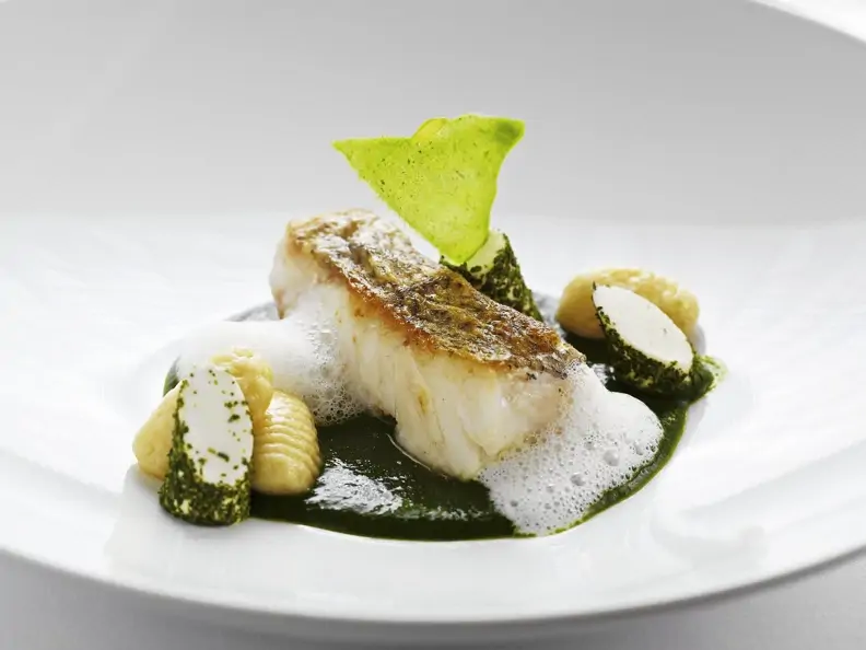 Gebratenes Seehechtfilet auf Bärlauchcreme